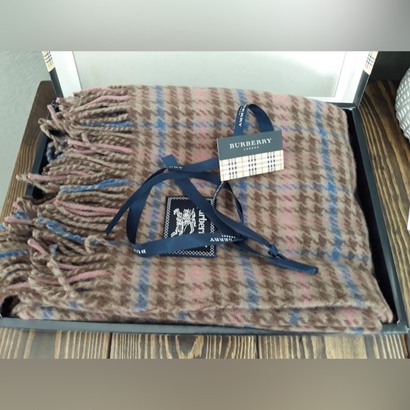 Burberry Shawl/Blanket - Picture 13 of 13